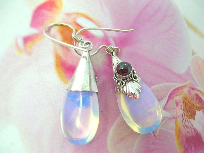 Unique jewelry export dealer, Decorative 925. sterling silver framed earrings with onyx gem embedded and rain drop shaped crystal