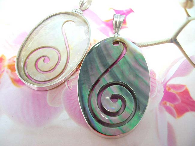 Beauty wear jewelry manufacturer exports bali Indonesian fashion 925. sterling silver pendant with spiral design in unique gemstone center