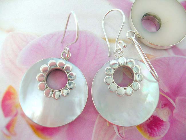 Quality bali jewelry company exports Ladies seashell fashion earrings in cut out circle with sterling silver petal design