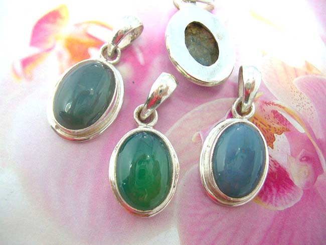 Online jewelry import outlet, Classic vintage style pendant with quality gemstone, frame made from 925. sterling silver