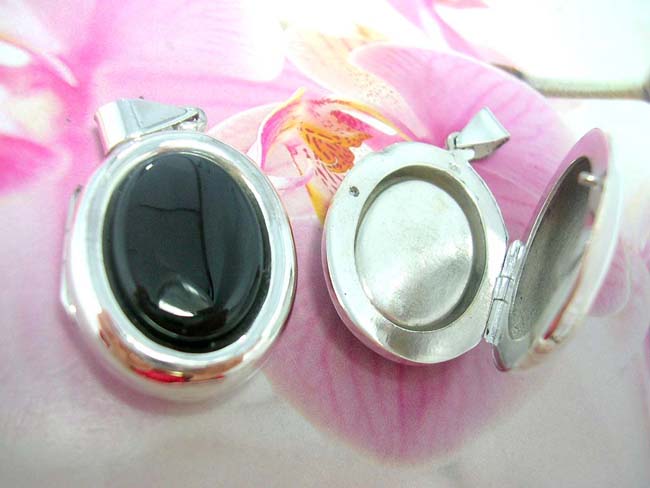 Jewelry wholesale gift supplier, Oval onyx gemstone inlaid in 925. sterling silver locket pendant