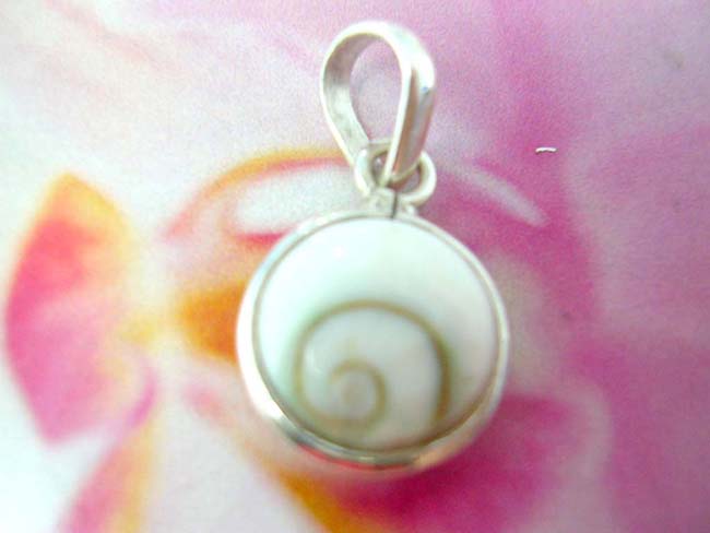 Ladies high fashion seashell pendant with 925. sterling silver mounting from wholesale bali boutique