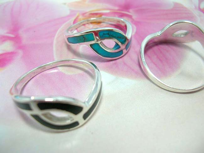 Online bali rings outlet, 925. Sterling silver band forming cut out oval shape embedded with beautiful bali crafted gemstone