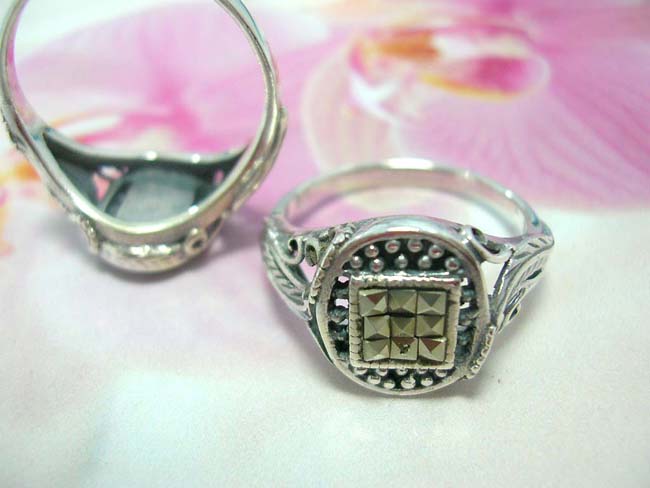 College style ring with diamond designed gemstones, 925. sterling silver beads and leaf decorated band. Import gift shopping express