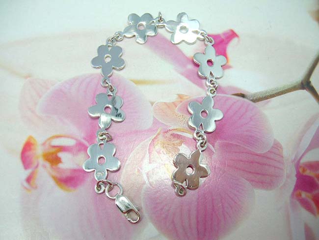 Ladies indonesian wholesale jewelry, Spring daisy chain motif bracelet, handmade from 925. sterling silver 
