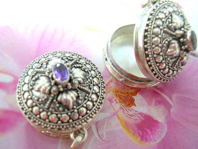 High quality gemstone jewelry supplier. Antique inspired locket pendant in 925. sterling silver beaded design with precious cz gem 