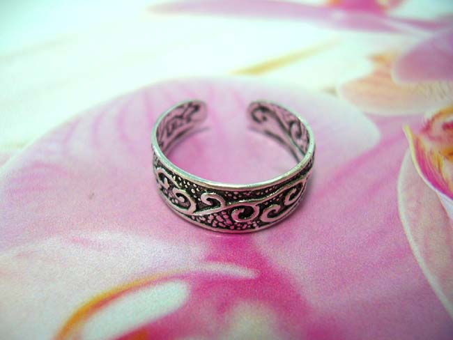 Art wear accessories online. Bali Indonesia toering with summer vine motif and beaded design, made from 925. sterling silver