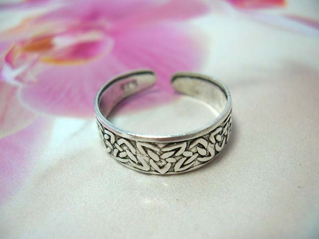 Contemporary celtic triqueta knot design on 925. sterling silver toering. Balinese indonesian boutique shopping