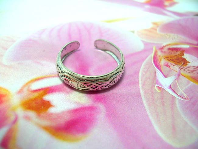 Sexy fashion jewelry import dealer. Ladies spring toering with celtic knot pattern etched into 925. sterling silver band