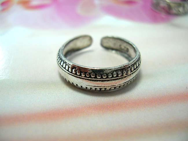 Unqiue spring fashion jewelry boutique catalog. 925. Sterling silver toering with trendy bead design border