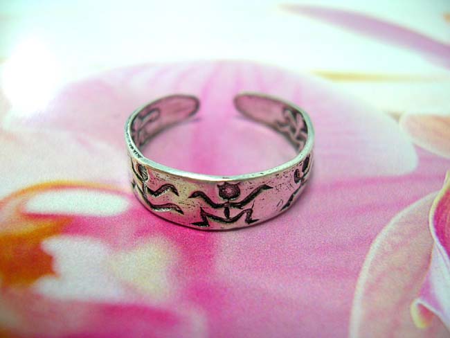 Indonesian wholesale factory. Tribal art figure etched into bali toering, made from 925. sterling silver