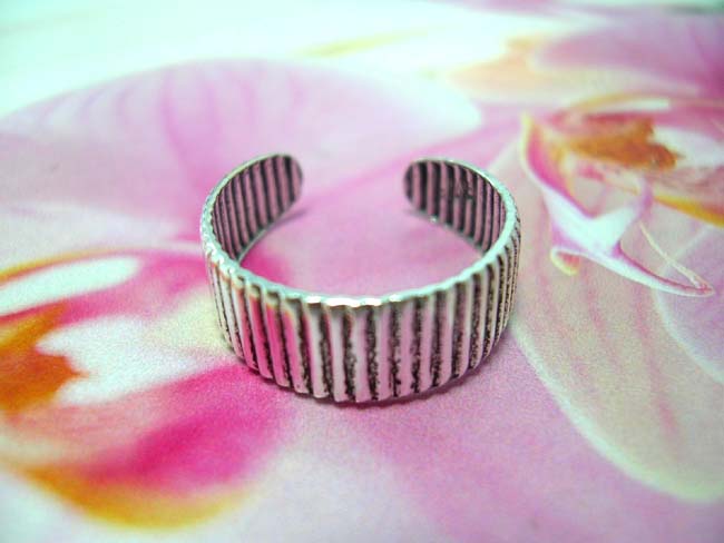 TRendy wholesale jewelry store, Premier 925. sterling silver toering with unique ridge design