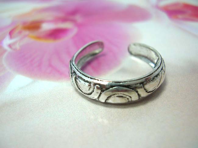 Lucky horseshoe inspired deign on 925. sterling silver toering. Handcrafted bali art jewelry import b2b trader